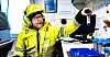 I en container på tankanlegget kan Tom Faye sjekke innholdet i avfallsvæsken de mottar. Er det mye bunnfall, blir det en større jobb å resirkulere væsken.