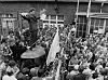 FORHANDLINGAR: Streikeleiar Lech Walesa møter arbeidarane på Lenin-verftet etter forhandlingsmøte med regjeringa.