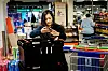 I POSER: Etter at «handleturen» er over, pakkes varene i poser og over i spesialkasser som Posten kjører ut – og leverer tilbake.