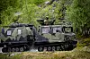 Soldatene i Jegerkompaniet kjører ut på feltøvelse i beltevogner. Soldaten som står er skytter, men denne vognen har ikke våpen akkurat her.