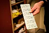 RETRO-BINGO: Få ting er blitt med fra det gamle huset, men i et skap fant de noen gamle bingo-blokker og arrangerte dermed Retro-bingo.