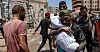 En far bærer sin drepte sønn. Gutten ble drept i et av de israelske flyangrep som rammet et område med hundretusener av tvangsfordrevne mennesker i Gaza 13. juli i fjor. Israel har opplyst at de brukte F-35-jagerfly i angrepene.