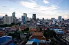Phnom Penhs skyline har gjennomgått en forvandling det siste tiåret når milliarder av dollar pumpes inn i byggesektoren. Det skaper jobber, men bygningsarbeiderne arbeider under dårlige forhold med livet som innsats.