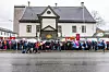 I KØ: Det var et så stort oppmøte at politi og vektere måtte be demonstrantene trekke rundt hjørnet for ikke å skape farlige situasjoner i trafikken.