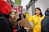 ENGASJEMENT: Fauzia Hussain-Wiik fra Fagforbundet og Ap hilser demonstrantene.