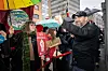 PÅ VEI INN: Mikkel Grüner fra SV hilser demonstrantene og partikollega Sara Bell.