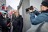 MØTTE DEMONSTRANTENE: Byrådsleder Christine Meyer (H) forsøker å komme seg inn på bystyremøtet.