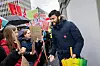 GIRA: Jeron Joseph, ungdomstillitsvalgt i Fagforbundet Vestland og utvalgsmedlem fra Arbeiderpartiet hausset opp stemningen på vei inn på bystyremøtet.