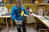 I leilighetskomplekset på toppen har tiden stått stille. Rune Sølversen viser gammel elektronikk.