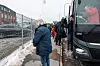 Et bilde mens bussen losses utenfor Tesla Segeltorp Tirsdag ettermiddag.