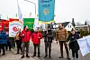 Fem fra EL og ITs delegasjon holder flagg og faner høyt uenfor Tesla F.v. Christian Elsmo, Sebastian Sveen Haslund, Erik Knudsen, Thor Høgås og Eimante Masiulyte.