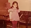 Samra Akhtar har hatt en helt vanlig oppvekst, sier hun. Her er hun 3-4 år gammel, hjemme i leiligheten på Romsås i Groruddalen.