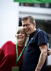 SOLIDARITET: Jorge Dahl har vært leder av Norsk Folkehjelp i Bergen siden 2012. Folkehjelpas styreleder, Gerd Kristiansen, gir ham en god klem på organisasjonens landsmøte i august.