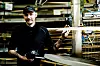 NYE GULV: Da Ken Mario Kvinlaug begynte i jobben for 15 år siden, kunne han navna på alle laminat. Nå har det blitt over 100 forskjellige mønster å holde styr på, så derfor må han  svare pass på spørsmål om hvilket gulv dette er.