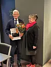 50-årsjubilant: I forrige nummer av Arbeidsmanden hadde vi dette bilde 50-årsjubilanten Karl. Men, vi skrev feil etternavn. Det er altså Karl Røvik i avdeling 8 Midt-Norge som har fått blomster og diplom for 50 års medlemskap. Til høyre er organisasjonsarbeider Marte Martinussen.