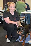 Valpen Clara (t.h.) er potensielt første hundeobservatør på en EL og IT-konferanse, og har også vært med på ganske mye energibransje-relaterte greier til tross for sitt så langt korte liv. 'Valpemor' og energimontør Ingerid Moe ble på møtet valgt som Vegard Skjervolds vara.