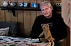 GAMLE VENNER: Johan Peter Hougen trives på hjemmekontor og har morsomme øyeblikk med bamsen Nils.