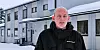 OPPSAGT: – Forsvarsbygg lar folk gå hjemme med full lønn mens prekære oppgaver blir forsømt, sier renholder Bjørn Wiggo Nerli, her utenfor administrasjonsbygget til Forsvarsbygg på Setermoen.