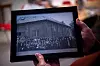 FYLKESÅRSMØTE: Bildet er fra et fylkesårsmøte i Arbeiderkvinnelaget i 1946 eller -47, utenfor det første Folkets Hus i Stjørdal. Menn var også til stede.