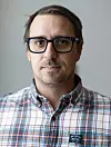 STØTTESPILER: Adrian Miller-Moss er organisasjonsmedarbeider i HK Østlandet Sør og hjalp Aarum og kollegene gjennom søknadsprosessen.