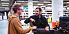 KLUBBLEDER: Jon-André Fosstvedt er tillitsvalgt for lagerarbeiderne i Skanlog. Her er han i prat med Mohammad Zahir-Ud-Din Babar.