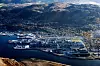 FRA OVEN: Fra Øyfjellet ser en rett ned på Mosjøen og aluminiumsverket Alcoa. En meningsmåling i lokalavisen viste nylig at 57 prosent av vefsningene er for vindparken, mens 30 prosent er mot.