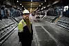 TILLITSVALGT: Fagforeningsleder Stian Nordal Jensen viser fram en av de 750 meter lange elektrolysehallene der det blir dannet flytende aluminium. Aluminiumet fra Alcoa Mosjøen brukes til å lage alt fra bildeler til bokslokk.