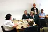 HENGER ETTER: Tove Andreassen (til venstre) og John Arne Brakstad (nr. to fra venstre) mener det ikke er noen grunn til at bussjåførene skal ligge så langt bak industrien lønnsmessig. – Skal vi vinne opinionen må vi være flinke og forklare hvorfor vi må få tettet gapet, sier Brakstad.