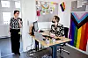 Tverrfaglig fellesskap: På kulturkontoret i fjerde etasje forbereder LGBT+ ansvarlig Jørgen aktiviteter for beboerne. Han er utdannet retoriker og har både skrevet bøker og jobbet som stylist. Den allsidige bakgrunnen kommer godt med for en som skal styre husets mobile skjønnhetssalong, arrangere ukentlige regnbuetreff og den store Pride-festen i august.
