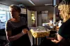 KOKKENE: Inga-Maj Nordén og Monica Nielsen (t.h) gjør klar middagen. Når sulte ungdommer er tilbake fra skibakken er det viktig at maten er klar.