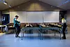 I STORSALEN. På en hviledag fra bakken spiller Simon Holst med 'bistand' fra sønnen Elton (på armen) bordtennis med Chris Mupenzi.