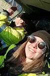PÅ JOBB: Zenobia i bilen på vei til jobb.