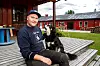 BIKKJA FRA BYEN: Med på flyttelasset til Trysil fulgte også hunden Charlie. Hun ser ut til å ha vendt seg til et noe langsommere liv på bygda sammen med eier Olav Hunter.