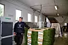 PAKKET OG KLART: Nye planter er klare til å erstatte der andre har måttet gi tapt for sagen. Olav Hunter påpeker at det å plante skog også har et miljøaspekt. Det er i vekstperoden plantene binder mest karbon.