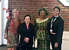 KVINNEMØTE: Fra v: Liv Tørres sammen med fredsprisvinner Shirin Ebadi fra Iran (2003), Leymah Gbowee fra Liberia (fredsprisvinner 2011). Ytterst til h: Datteren Mira NaiidoTørres.