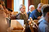 PÅ SKOLEBENKEN: Åse Kristin Ask Bakke er en av 65 nye representanter denne perioden. I den storslåtte Lagtingssalen lærer hun om sikkerhet, komiteer og politiske prosesser på Stortinget.