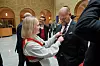 SE HER: Etter endt seremoni retter Åse Kristin Ask Bakke på slipsnåla til Senterpartiets Geir Inge Lien, tidligere ordfører i Vestnes i Møre og Romsdal.