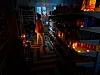 SHOPPING IN THE DARK: Paradis Dagligvare har fyrt opp stearinlys og holder åpnet for dem som har cash. Det er noe begrenset utvalg, men i alle fall rikelig med øl, vin og nudler.