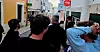 KØ: Det danner seg kø utenfor Paradise stor­kiosk. ATM-en til venstre kan du bare glemme å bruke. Den er meget mørklagt.