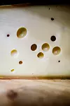 KRONESTYKKENE: Luftboblene i Jarlsberg lages av en spesiell  bakteriekultur. Fem til ti centimeter store hull er perfeksjonen de ansatte jobber for.