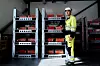 Tom Christian Lervik, fabrikksjef og medlem i Industri Energi foran batteripakker fra elbil