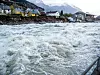 29.10.2014: Da elva Opo tordnet gjennom Odda sentrum høsten 2014 gravde den ut elvekanten - og flere hus datt i elva.