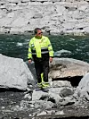 Arbeidende formann: Frank Haraldsen er formann på NVE anlegg sitt prosjekt i Odda. Når han har tid er han ute å jobber i elva sammen med de andre.