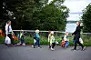 UT OG REDDE LIV: Med Thomas Kopperud, barne- og ungdomsarbeider i front og pedagogisk leder Anne Abrahamsen bak er ungene i Solgry barnehage i Drøbak klare for å lære mer om hvordan de kan redde liv.