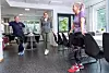 SKO I ÅR?: Merete Muledal, Camilla Eyde og Cathrine Heggheim diskuterer. Renholderne har foreslått å kutte ut utdeling av arbeidstøy et år, for i stedet å få skikkelige sko til jobben.
