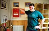 POSTMESTEREN: Til vanlig er han tekniker på Meteorologisk Institutts avdeling på Jan Mayen. Men Even Johnsen har også vært postmester på vulkanøya i kontorets jubileumsår. - Det har vært en trivelig bijobb å ha ansvaret for. Her oppe i ishavet sprer posten mye glede. Noen nedgang i brevpostvolumet er ikke tema her oppe, smiler Even Johnsen - som nå har avsluttet sitt polareventyr, og er tilbake i hverdagen som elektriker i Trondheim.