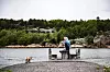 SER TIL HANKØ: Hun har utsikten og frihetsfølelsen, og den er gratis. Her står Veronika på fjellrabben i havna på Kråkerøy.