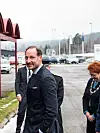 Kronprins Haakon på vei inn.