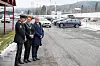 Følget som venter på at bilen ruller inn på tomta. Ordfører Elin Såheim Bjørkli, statsforvalter Knut Storberget og politimester Johan Brekke.