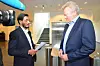 SNAKKE SAMMEN: – Vi ønsker dialog med KDI, sier tillitsvalgt i Oslo fengsel, Farukh Qureshi og overrekker bekymringsmeldingen til Jan-Erik Sandlie, assisterende direktør i KDI
